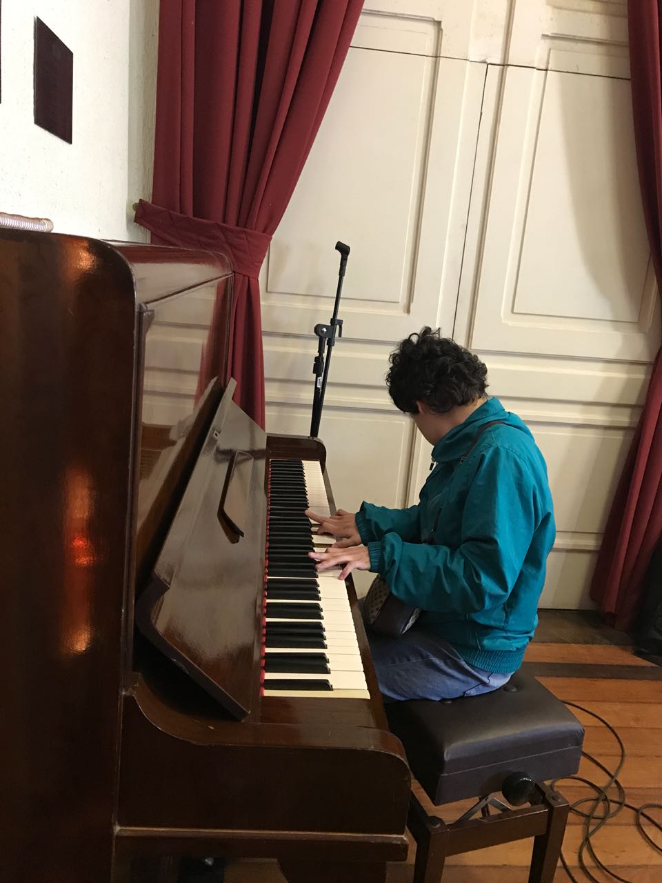 Laís Barcelos tocando piano