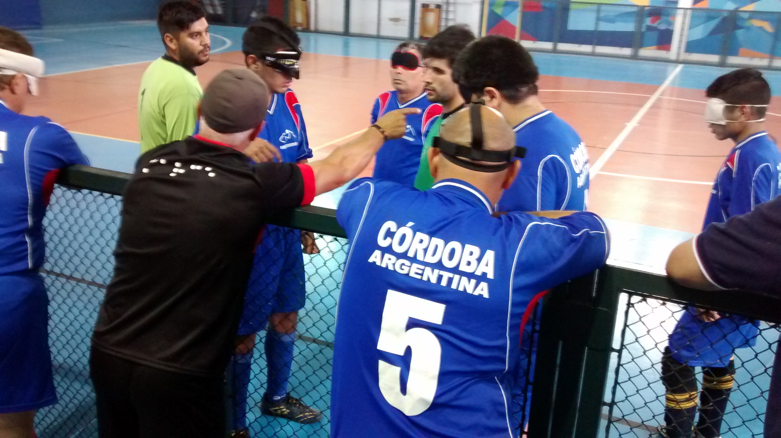 Equipe B da Municipalidade de Córdoba, conhecidos como Los Guerreiros, recebem orientações do técnico Marcelo Leonori.