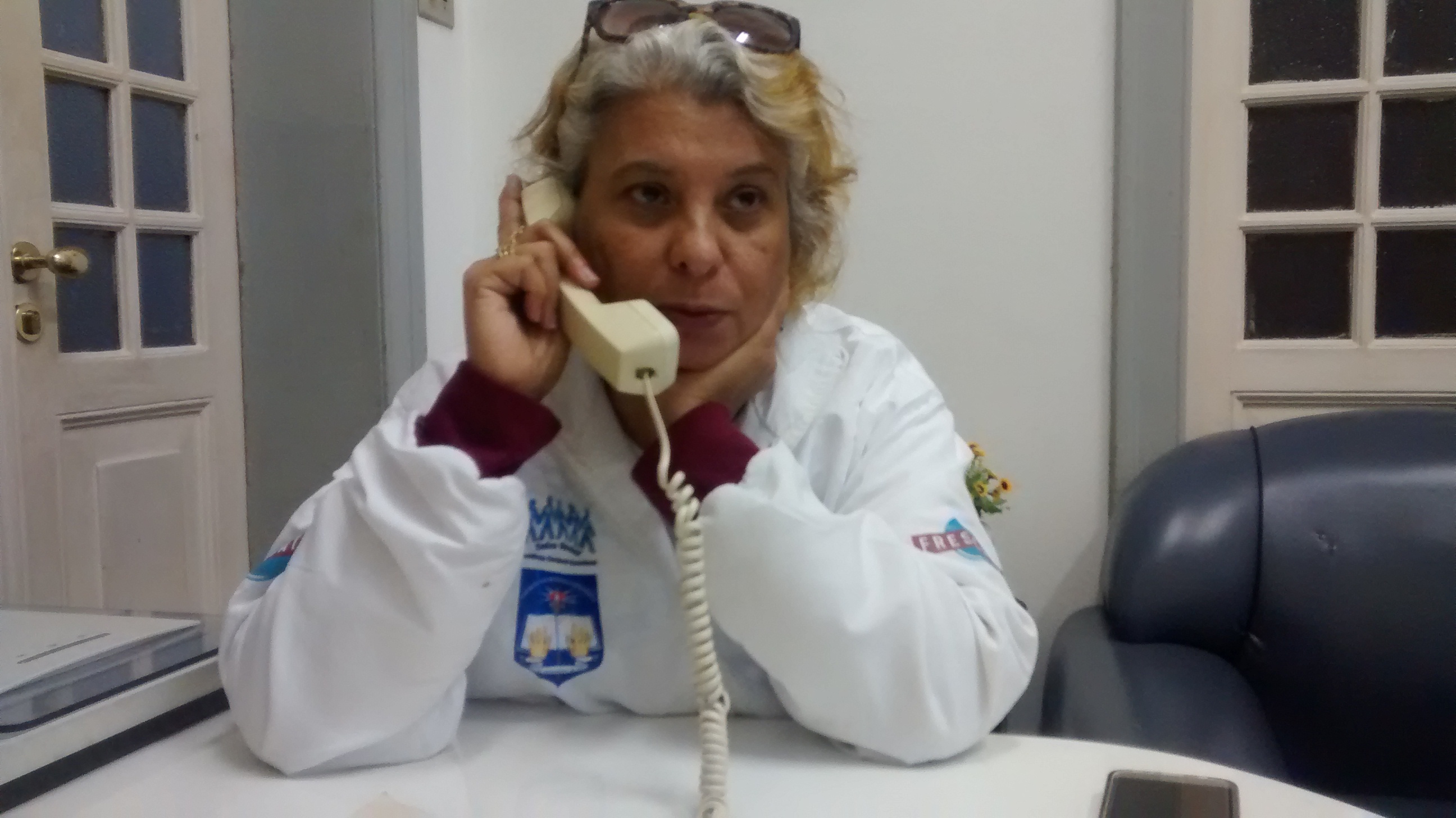 A professora Soraia Cabral ao telefone entrevistada ao vivo pela Rádio Nacional / Tarde Nacional - Rio