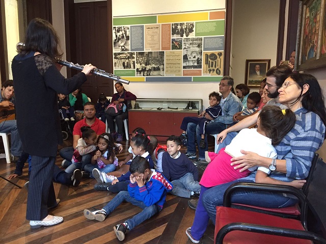 Uma flautista se apresenta aos alunos e professores do 1º ano do IBC, numa das salas do Museu Villa-Lobos