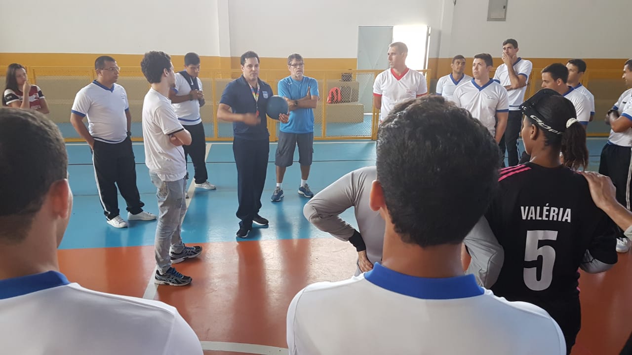 O professor do IBC Fábio Brandolin orienta os alunos da EsEFEX antes da partida de goalball
