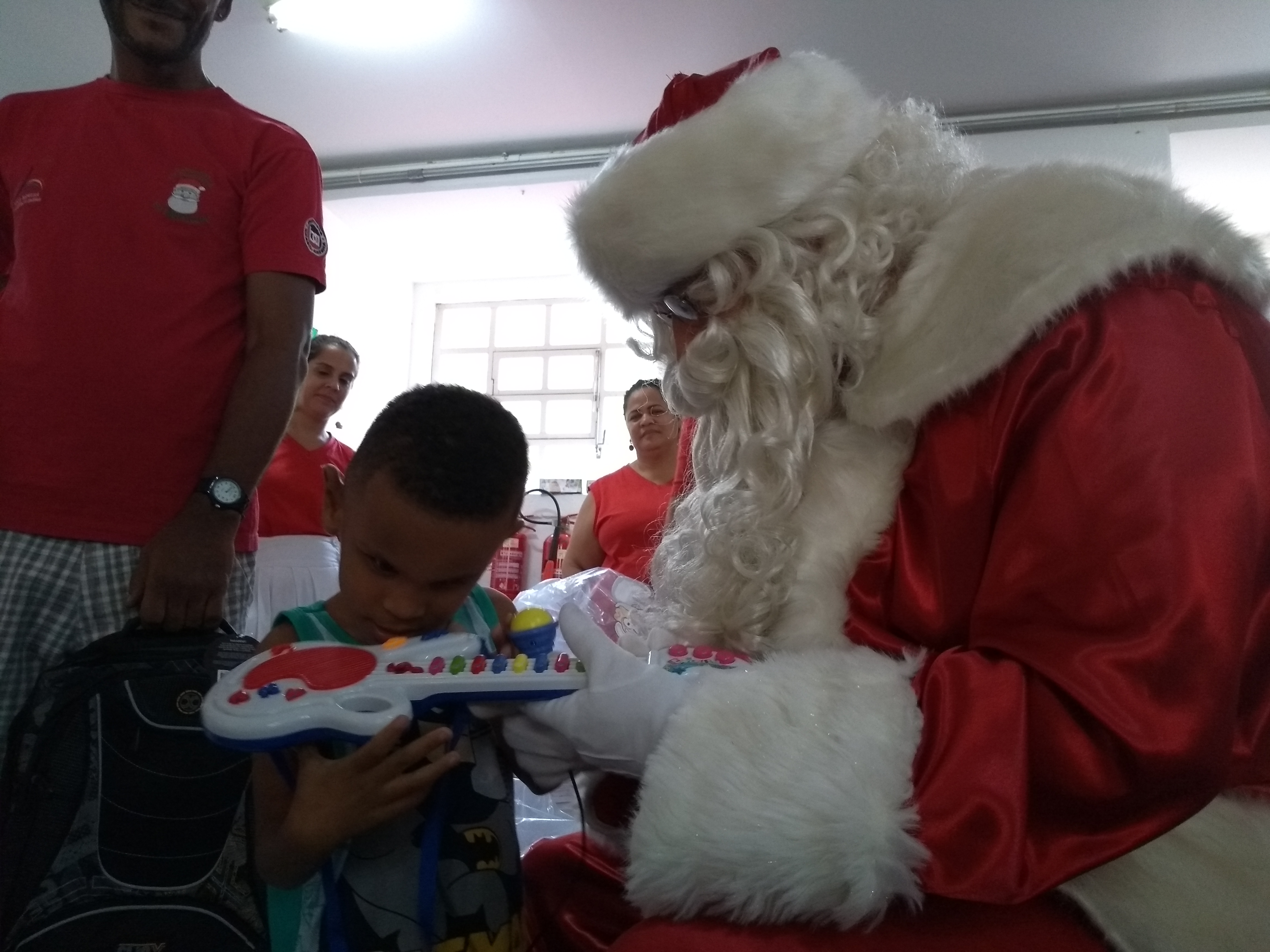 Aluno do IBC recebe uma guitarra de brinquedo do Papai Noel