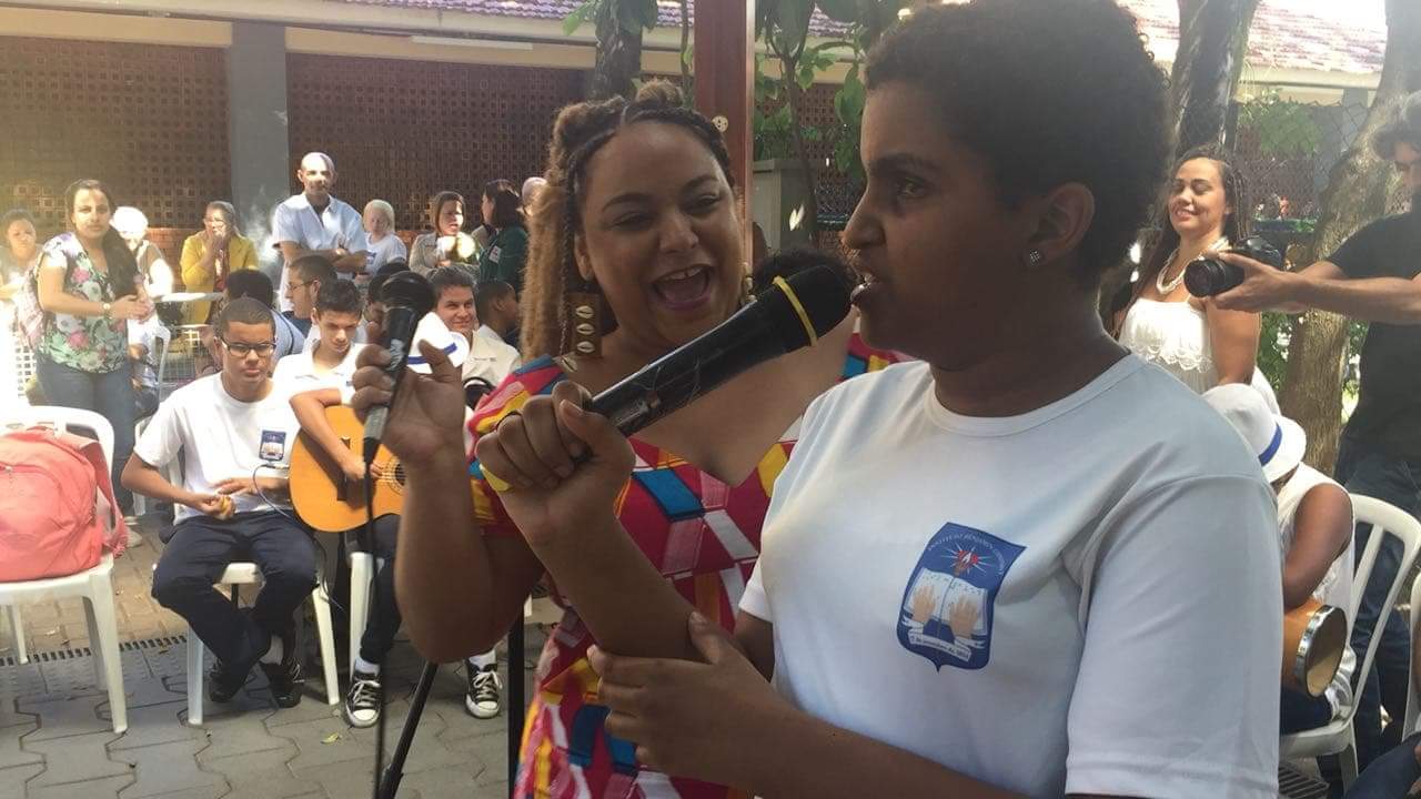 A cantora Nina Rosa se apresenta com aluna do IBC no centro da roda de samba