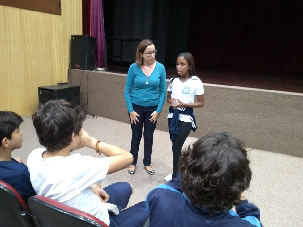 A professora Thalita Nilander e a aluna Isamara da Costa falam para alunos do Colégio Notre Dame