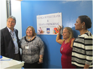 O diretor-geral do IBC, João Ricardo Figueiredo, a diretora do DMR, Rosane Pereira, a prof. Leonídia Borges e a coordenadora da Clínica, Sirlene Ribeiro, logo após o descerramento da placa de inauguração.