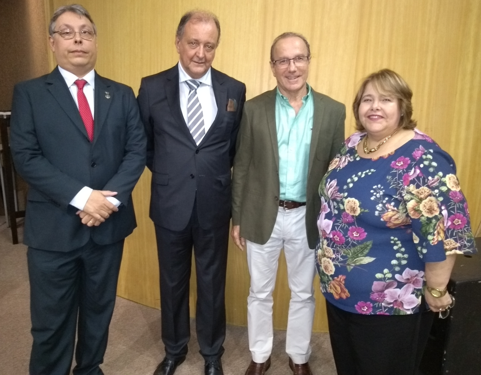 Presentes na formatura dos residentes médicos 2018: João Ricardo (diretor-geral), Rogério Neurauter (chefe DPMO), Eduardo Morizot (coordenador) e Rosane Pereira (diretora DMR).