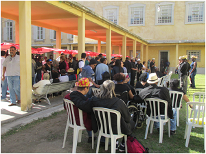 Visitantes da mostra assistem à apresentação do grupo musical Ponto de Vista.