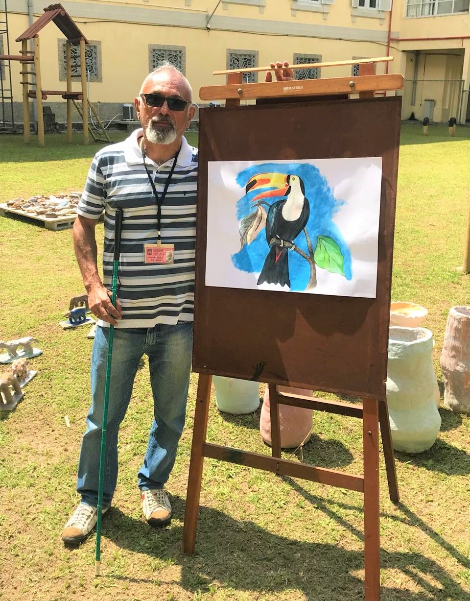 Arte em pintura pelo reabilitando Paulo Roberto dos Santos que escolheu desenhar e pintar um tucano após as aulas de artes desenvolverem o projeto sobre Fauna e Flora Brasileira.