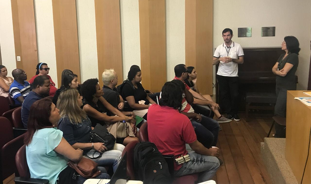O professor Thiago Sardenberg e a psicóloga Sônia Rocha em debate com alunos e ex-alunos sobre inserção profissinal.