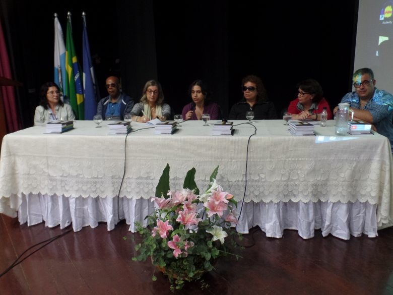 Mesa-redonda: Sonia, Renan, Maria Rita, Andreia, Deborah, Maudeth e Anderson