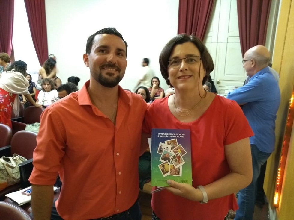 Arlindo Fernando e Renata Osborne no lançamento do livro "Educação Física Escolar e Questões Curriculares"