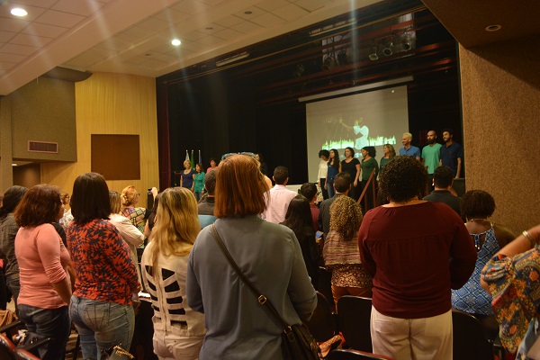 Participantes cantam o Hino Nacional antes do início dos trabalhos.