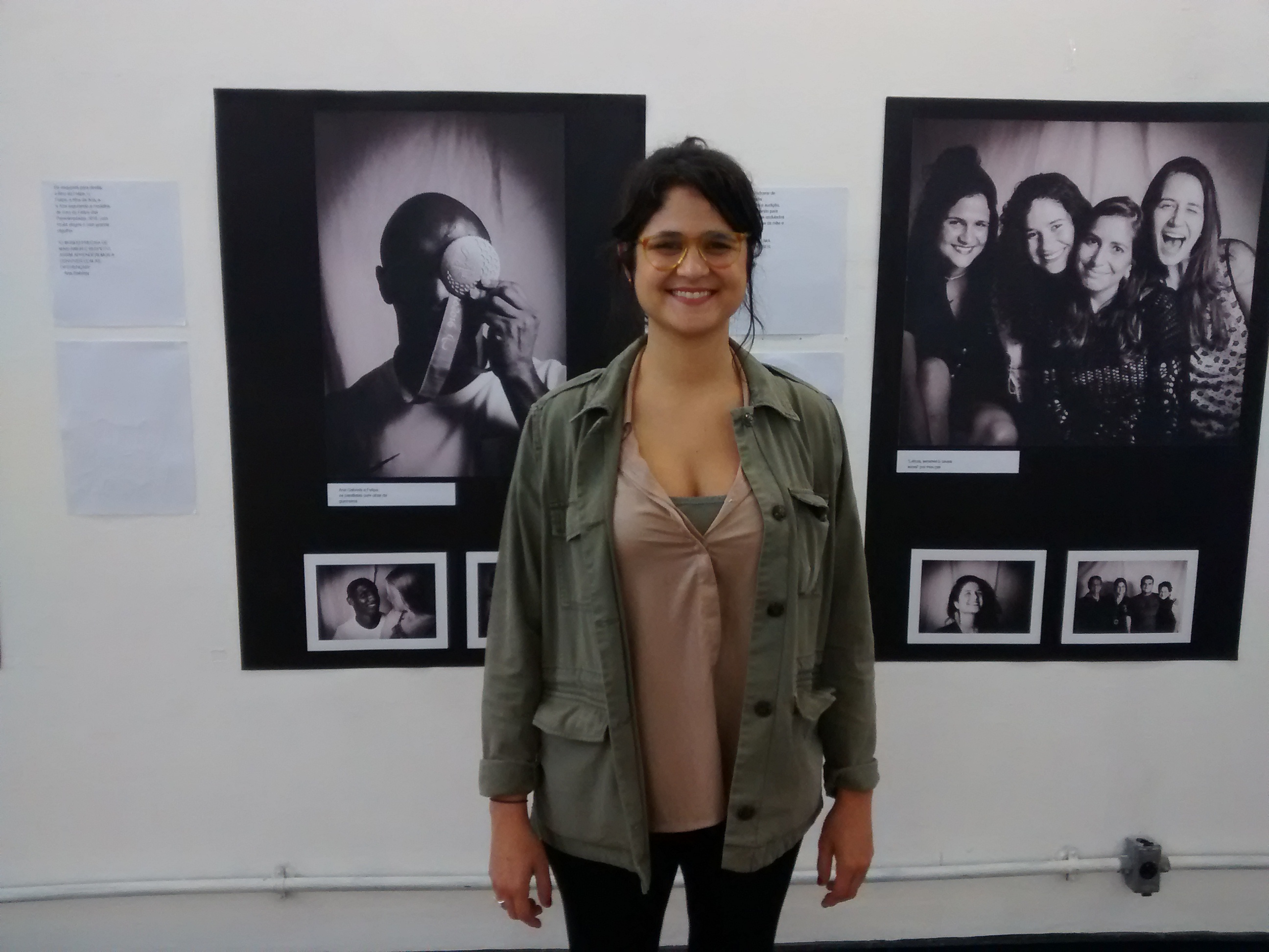 A fotógrafa e designer Letícia Laet, ao fundo duas fotos de seu projeto Relatos Vivos.