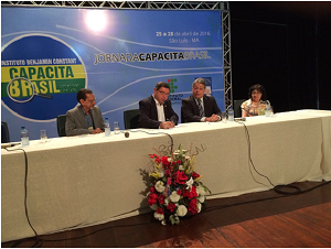 O reitor do IFMA, João Batista Botelho, assina o termo de convênio ao lado do diretor-geral do IBC.
