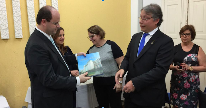 No final da visita, o ministro foi presenteado com o livro comemorativo aos 150 anos de fundação do IBC.