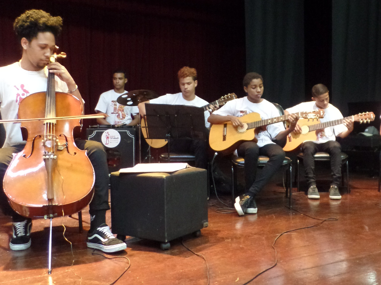 Os cinco instrumentistas da Orquestra Camerata Laranjeiras.