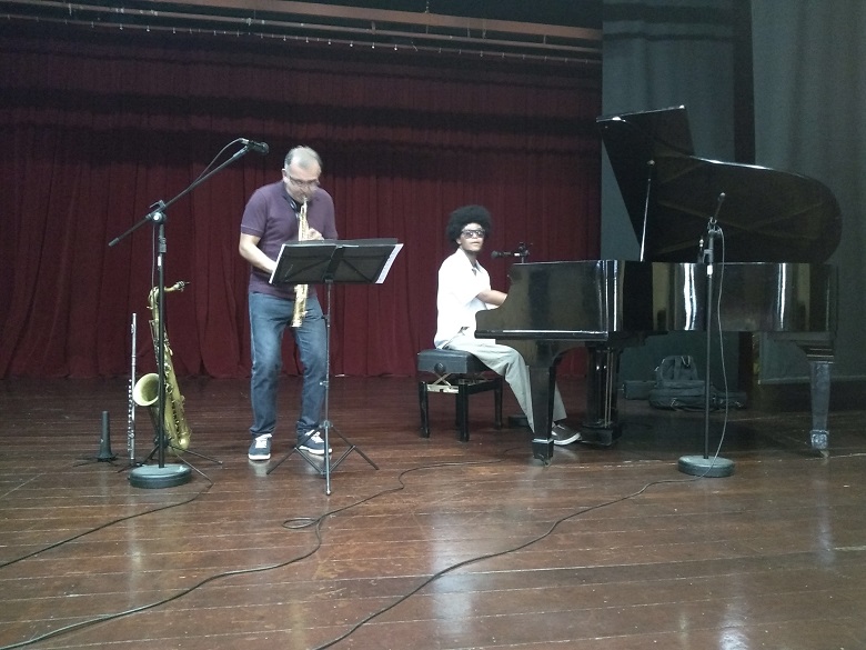 Marcelo Martins (flauta) e Luiz Paixão (piano) no palco do Teatro Benjamin Constant