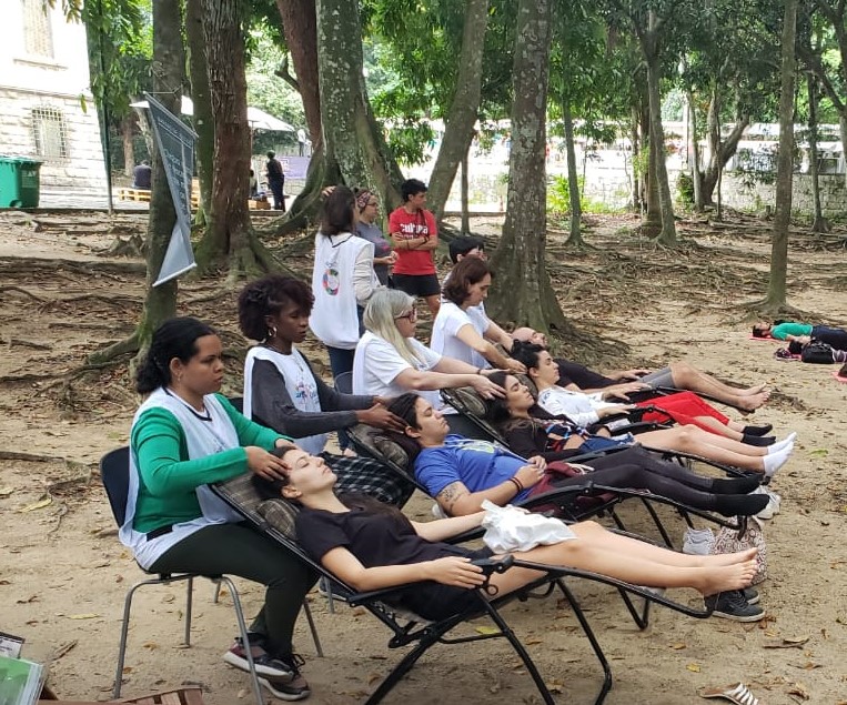 Técnicas de massagem e de Barra Access realizadas por ex-alunos do IBC, no Parque Lage
