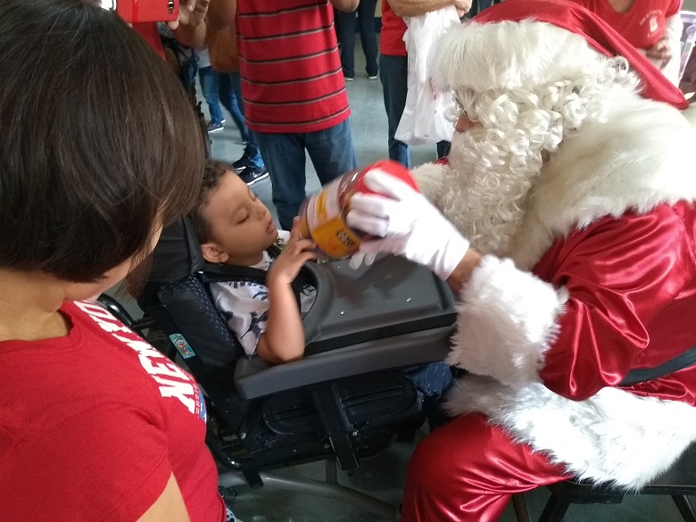 Raphael Ferreira (4) recebe seu presente do "Papai Noel".