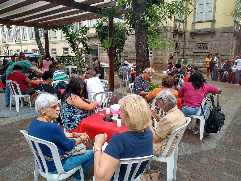Praça dos Ledores recebe grupo musical, decoração, mesas e cadeiras para festa.