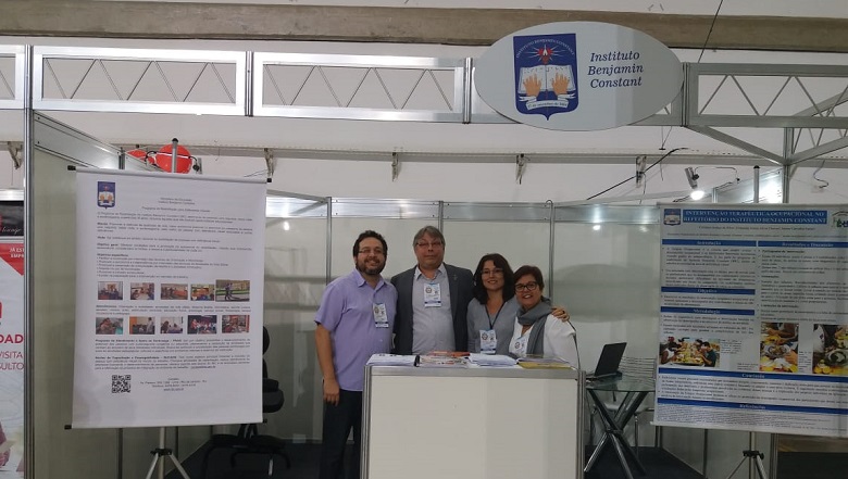 O estande do IBC com o diretor-geral João Ricardo Figueiredo (segundo à esquerda) e a diretora do DTE Elise Borba (última à direita).