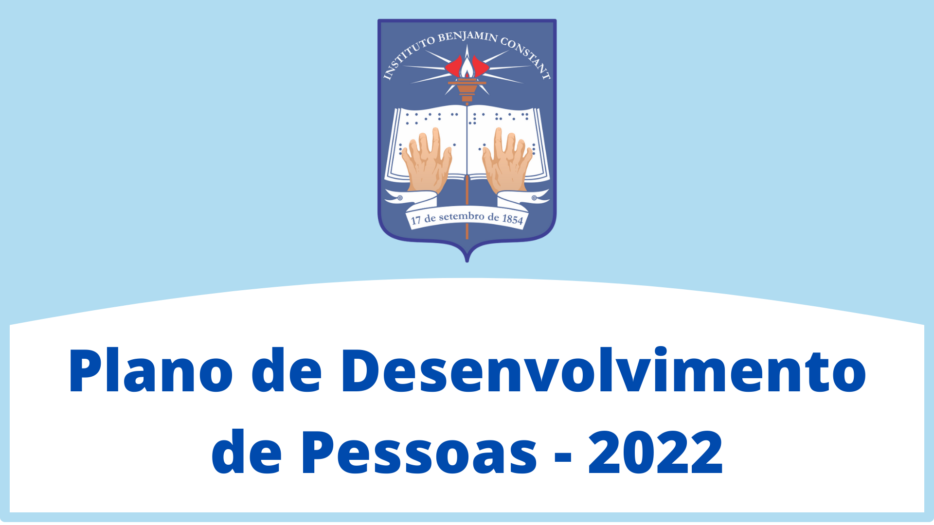 Sobre um card azul claro, centralizado na parte de cima, está a logo do IBC. Na parte de baixo, sobre um arco branco, em letras azuis, lê-se: “Plano de Desenvolvimento de Pessoas – 2022”.