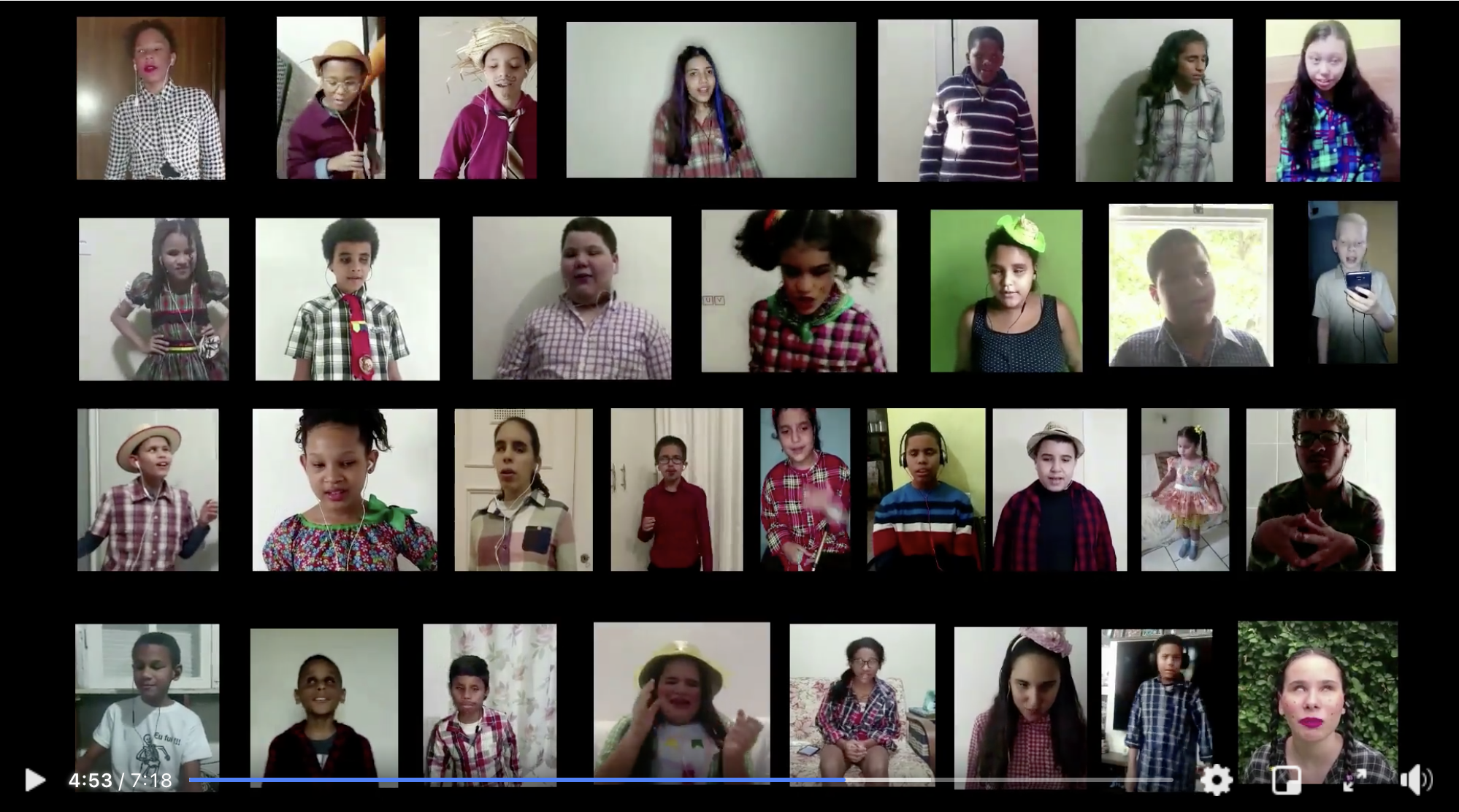 Tela de computador logado em formato de videoconferência na qua aparecem as imagens de31 crianças e adolescentes vestidas com trajes juninos e sorridentes.